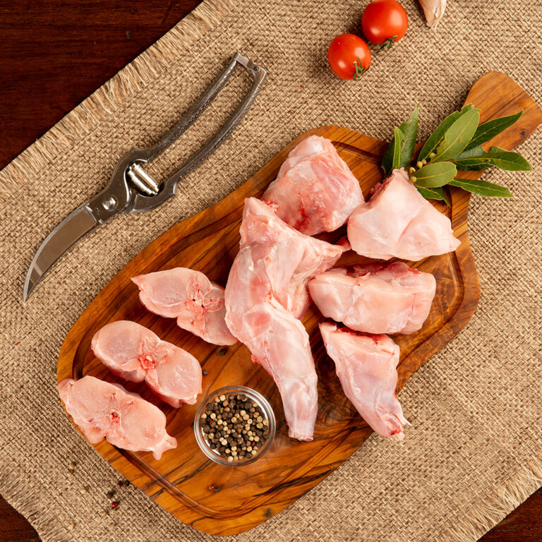 Carne di coniglio spezzato pronto a cucinare